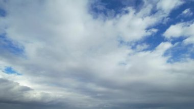 Gün batımından hemen önce İngiltere 'nin Milton Keynes şehrinde Güzel Gökyüzü ve Bulutlar.