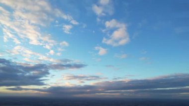 Gün batımından hemen önce İngiltere 'nin Milton Keynes şehrinde Güzel Gökyüzü ve Bulutlar.