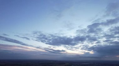 Gün batımından hemen önce İngiltere 'nin Milton Keynes şehrinde Güzel Gökyüzü ve Bulutlar.