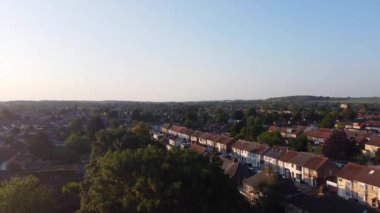 Günbatımında Luton Residential District 'in yüksek açılı görüntüsü, İngiltere' nin Luton kentindeki Saint Area 'da 07-Haziran-2023 tarihlerinde Drone' un Kamerasıyla görüntülendi.