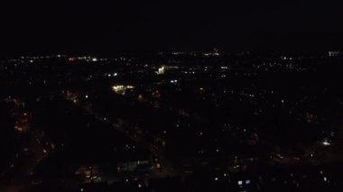 Gece Aydınlanmış Şehir 'in Hava Görüntüsü. İHA 'nın Aydınlanmış İngiliz Kasabası Yüksek Açı Görüntüsü. Görüntüler 7 Haziran 2023 'te çekildi.
