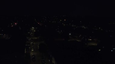 Gece Aydınlanmış Şehir 'in Hava Görüntüsü. İHA 'nın Aydınlanmış İngiliz Kasabası Yüksek Açı Görüntüsü. Görüntüler 7 Haziran 2023 'te çekildi.