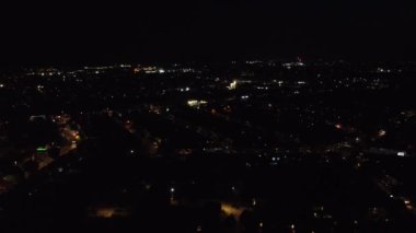 Gece Aydınlanmış Şehir 'in Hava Görüntüsü. İHA 'nın Aydınlanmış İngiliz Kasabası Yüksek Açı Görüntüsü. Görüntüler 7 Haziran 2023 'te çekildi.