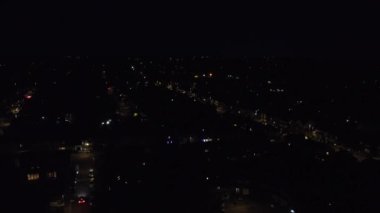 Gece Aydınlanmış Şehir 'in Hava Görüntüsü. İHA 'nın Aydınlanmış İngiliz Kasabası Yüksek Açı Görüntüsü. Görüntüler 7 Haziran 2023 'te çekildi.