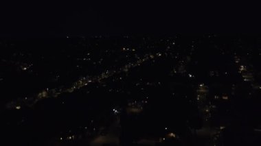 Gece Aydınlanmış Şehir 'in Hava Görüntüsü. İHA 'nın Aydınlanmış İngiliz Kasabası Yüksek Açı Görüntüsü. Görüntüler 7 Haziran 2023 'te çekildi.