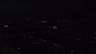 Gece Aydınlanmış Şehir 'in Hava Görüntüsü. İHA 'nın Aydınlanmış İngiliz Kasabası Yüksek Açı Görüntüsü. Görüntüler 7 Haziran 2023 'te çekildi.