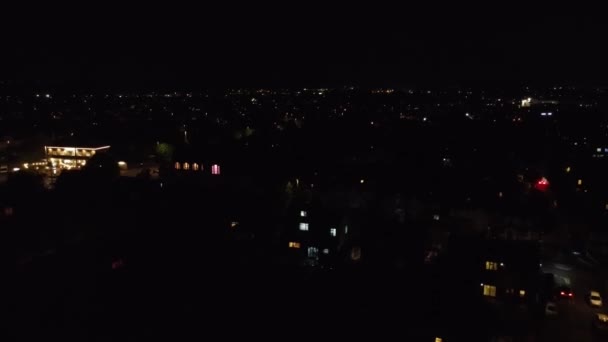 Flygfoto Över Upplysta Staden Natten Drönarens Högvinkelfilm Den Upplysta Brittiska — Stockvideo