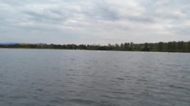 İngiltere 'nin Milton Keynes şehrindeki Willen Gölü ve Park' ın En İyi Hava Görüntüsü 11 Mayıs 2023 'te Büyük Britanya Güzel Günü' nde. Günbatımında Hava Görüntüsü Drone 'un Kamerasıyla çekildi.