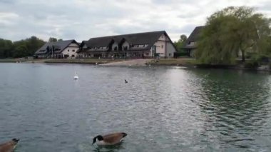 İngiltere 'nin Milton Keynes şehrindeki Willen Gölü ve Park' ın En İyi Hava Görüntüsü 11 Mayıs 2023 'te Büyük Britanya Güzel Günü' nde. Günbatımında Hava Görüntüsü Drone 'un Kamerasıyla çekildi.