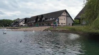 İngiltere 'nin Milton Keynes şehrindeki Willen Gölü ve Park' ın En İyi Hava Görüntüsü 11 Mayıs 2023 'te Büyük Britanya Güzel Günü' nde. Günbatımında Hava Görüntüsü Drone 'un Kamerasıyla çekildi.