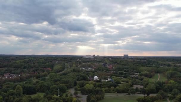 2023年5月11日美丽的一天 英国英格兰米尔顿凯恩斯市威伦湖和公园的最佳空中形象 日落时用无人机摄制的空中影像 — 图库视频影像
