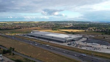 İngiliz Otoyolları 'nın Zirve Zamanı Hızlı Hareket Eden Hava Manzarası. M1 J11 Otoyol Kavşağı. 25 Temmuz 2022 'de yakalandı.