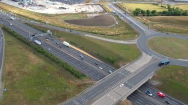 İngiliz Otoyolları 'nın Zirve Zamanı Hızlı Hareket Eden Hava Manzarası. M1 J11 Otoyol Kavşağı. 25 Temmuz 2022 'de yakalandı.