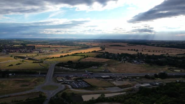 英国高速公路的空中景观 高峰时间交通迅速 J11高速公路交汇处 2022年7月25日被捕 — 图库视频影像