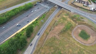 İngiliz Otoyolları 'nın Zirve Zamanı Hızlı Hareket Eden Hava Manzarası. M1 J11 Otoyol Kavşağı. 25 Temmuz 2022 'de yakalandı.