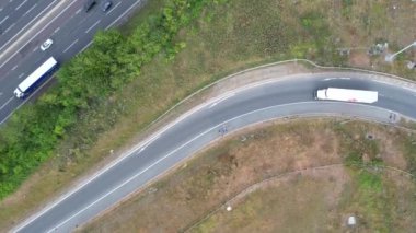 İngiliz Otoyolları 'nın Zirve Zamanı Hızlı Hareket Eden Hava Manzarası. M1 J11 Otoyol Kavşağı. 25 Temmuz 2022 'de yakalandı.