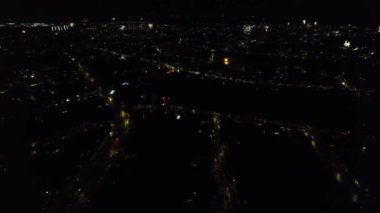 Canlı Havai fişeklerin Güzel Hava Görüntüsü ve Gece Yolları ve Şehir Aydınlandı