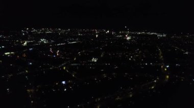 Canlı Havai fişeklerin Güzel Hava Görüntüsü ve Gece Yolları ve Şehir Aydınlandı