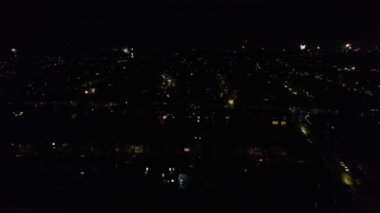 Canlı Havai fişeklerin Güzel Hava Görüntüsü ve Gece Yolları ve Şehir Aydınlandı