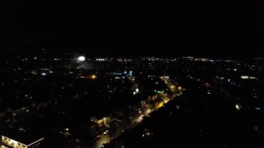 Canlı Havai fişeklerin Güzel Hava Görüntüsü ve Gece Yolları ve Şehir Aydınlandı