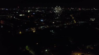 Canlı Havai fişeklerin Güzel Hava Görüntüsü ve Gece Yolları ve Şehir Aydınlandı