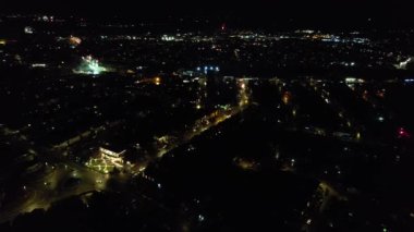 Canlı Havai fişeklerin Güzel Hava Görüntüsü ve Gece Yolları ve Şehir Aydınlandı