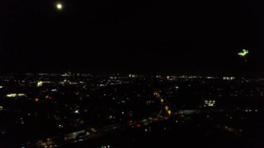 Canlı Havai fişeklerin Güzel Hava Görüntüsü ve Gece Yolları ve Şehir Aydınlandı