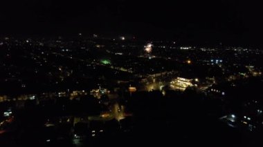 Canlı Havai fişeklerin Güzel Hava Görüntüsü ve Gece Yolları ve Şehir Aydınlandı