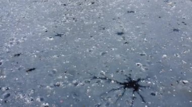 Kar düştükten sonra İngiltere 'nin Luton kasabasındaki Savaş Parkı' nın havadan çekilmiş görüntüleri. Kamera 17 Aralık 2022 'de İHA' ya yakalandı.