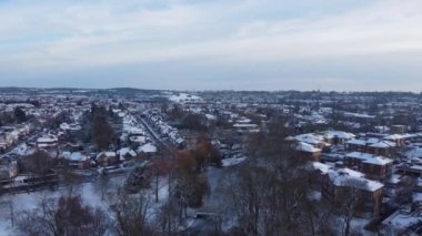 Kar düştükten sonra İngiltere 'nin Luton kasabasındaki Savaş Parkı' nın havadan çekilmiş görüntüleri. Kamera 17 Aralık 2022 'de İHA' ya yakalandı.