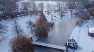 Kar düştükten sonra İngiltere 'nin Luton kasabasındaki Savaş Parkı' nın havadan çekilmiş görüntüleri. Kamera 17 Aralık 2022 'de İHA' ya yakalandı.