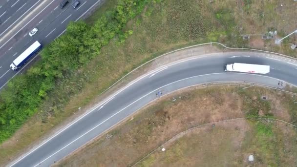 Luftaufnahme Britischer Autobahnen Mit Schnell Fahrendem Verkehr Zur Hauptverkehrszeit J11 — Stockvideo