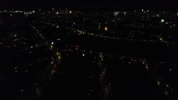 Прекрасні Повітряні Кадри Живих Феєрверків Освітлених Доріг Міста Вночі — стокове відео