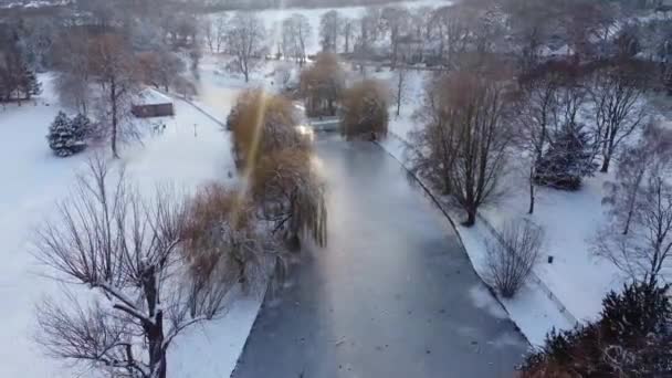 雪が降った後 イングランドのルートンタウンにあるスノーカバーダウンパークの空中映像 2022年12月17日ドローンカメラで撮影 — ストック動画