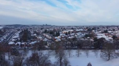 Kar düştükten sonra İngiltere 'nin Luton kasabasındaki Savaş Parkı' nın havadan çekilmiş görüntüleri. Kamera 17 Aralık 2022 'de İHA' ya yakalandı.