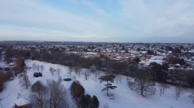 Kar düştükten sonra İngiltere 'nin Luton kasabasındaki Savaş Parkı' nın havadan çekilmiş görüntüleri. Kamera 17 Aralık 2022 'de İHA' ya yakalandı.