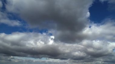 Luton şehri üzerinde dramatik bulutların hızlandırılmış görüntüsü