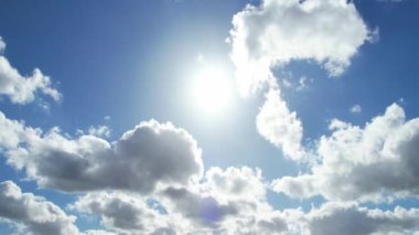 Luton şehri üzerinde dramatik bulutların hızlandırılmış görüntüsü