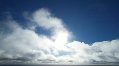 Luton şehri üzerinde dramatik bulutların hızlandırılmış görüntüsü