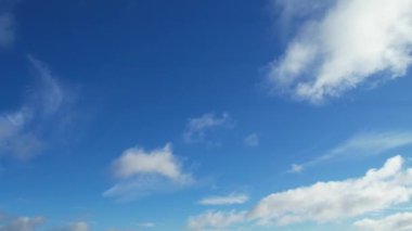 Luton şehri üzerinde dramatik bulutların hızlandırılmış görüntüsü