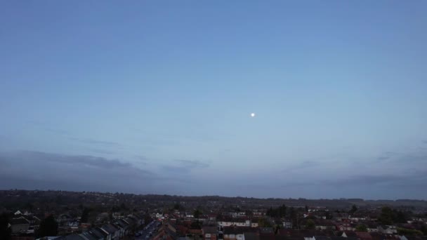 青い空と白い雲 風と曇りの日にルトン市の空中ビュー 時間の経過 — ストック動画
