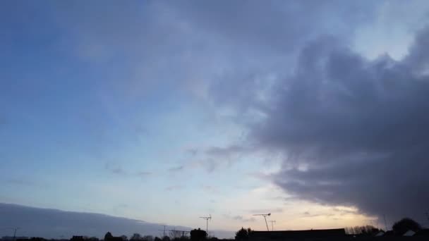 Mavi Gök Beyaz Bulutlar Rüzgarlı Bulutlu Bir Günde Luton City — Stok video