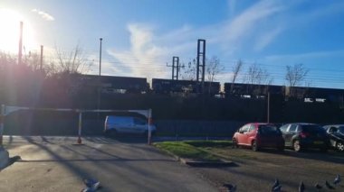 İngiltere 'nin Luton şehrinin günbatımında çekilmiş hava görüntüleri. Görüntü, 18 Ocak 2023 tarihinde Drone 'un Kamerası ile kaydedildi.