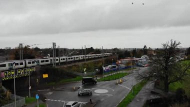 Luton Tren İstasyonu ve İngiltere 'nin Luton Kasabası Şehir Merkezi' ndeki raylarda hava görüntüleri ve yüksek açılı tren.