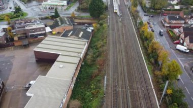 Luton Tren İstasyonu ve İngiltere 'nin Luton Kasabası Şehir Merkezi' ndeki raylarda hava görüntüleri ve yüksek açılı tren.