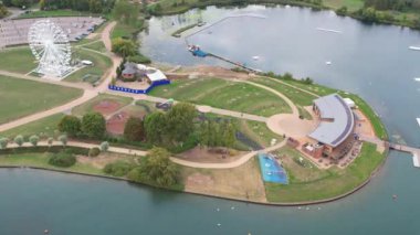 İngiltere 'nin Milton Keynes şehrindeki Willen Gölü ve Park' ın En İyi Hava Görüntüsü 11 Mayıs 2023 'te Büyük Britanya Güzel Günü' nde. Günbatımında Hava Görüntüsü Drone 'un Kamerasıyla çekildi.