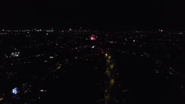 Canlı Havai fişeklerin Güzel Hava Görüntüsü ve Gece Yolları ve Şehir Aydınlandı