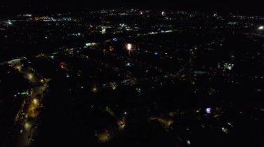 Canlı Havai fişeklerin Güzel Hava Görüntüsü ve Gece Yolları ve Şehir Aydınlandı