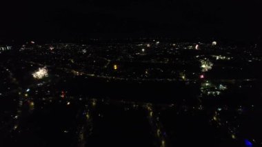 Canlı Havai fişeklerin Güzel Hava Görüntüsü ve Gece Yolları ve Şehir Aydınlandı