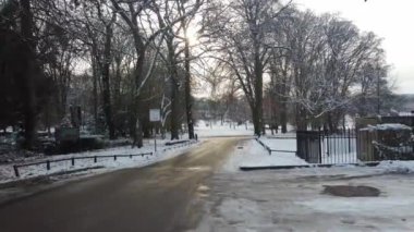 Kar düştükten sonra İngiltere 'nin Luton kasabasındaki Savaş Parkı' nın havadan çekilmiş görüntüleri. Kamera 17 Aralık 2022 'de İHA' ya yakalandı.